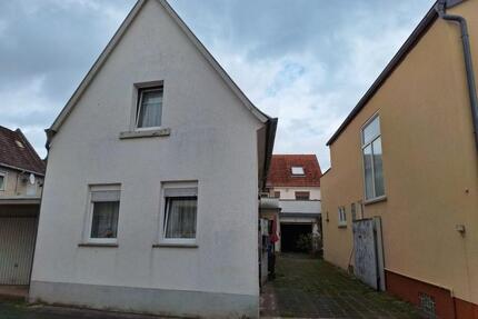 Großzügiges Zweifamilienhaus mit Hof, Garten und viel Potenzial - Haßloch
