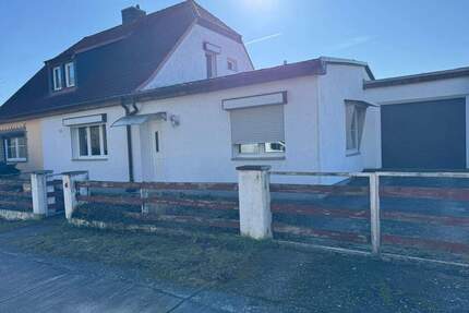 Doppelhaushälfte in einer beliebten Wohngegend von Bernburg mit Garage