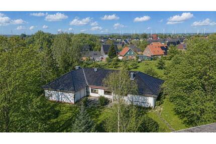 Komfortables Wohnen auf einer Ebene - Bungalow mit exklusiver Wellnessoase und Indoor-Pool - Wilster