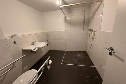 Hachenburg: Rollstuhlgerechte Wohnung mit Balkon und Stellplatz