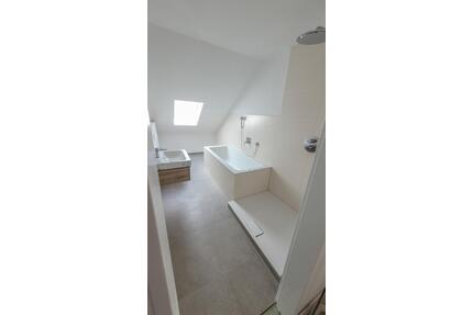 Helle 5-Zimmer Wohnung auf zwei Ebenen mit Balkon und Parkplatz - Paderborn Elsen