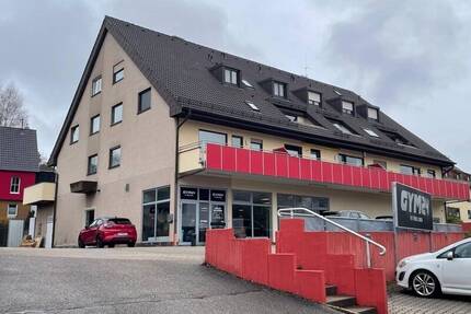 Gut geschnittene 3 12 Zi. Wohnung, sofort frei, im Kurort barrierefrei, Aufzug, TG, Balkon. - Schömberg