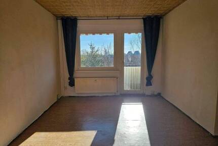 schöne 2-Raum Wohnung mit Balkon für Selbstrenovierer - Gröningen Großalsleben