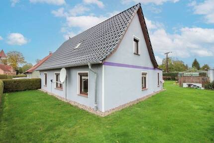 Renovierungsbedürftiges Einfamilienhaus mit Garten, Garage und 2 Freistellplätzen in Klein Rakow - Süderholz