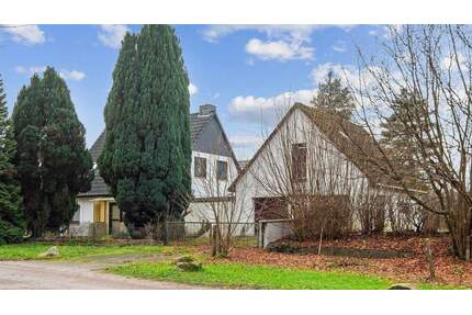 Klassische Doppelhaushälfte mit großem Grundstück und individueller Ausbauchance - Hoisdorf