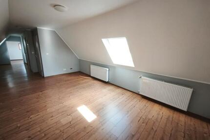 Komplett renovierte DG 2-Zimmer-Wohnung im Zentrum von Bunde