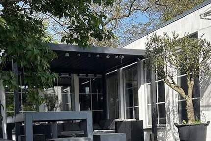 Haus im Bungalowstil mit Pool, Nebengelass und großem Grundstück mit Potential für ein 2 Haus - Berlin Altglienicke