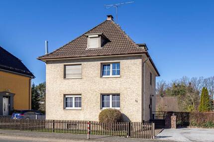 Ein-Zweifamilienhaus mit großem Garten im Rumbecker Holz in Neheim-Hüsten! - Arnsberg