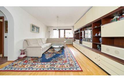 Schicke 4 Zimmer Wohnung mit zwei Balkonen und TG Stellplatz in bester Lage von Freiberg am Neckar!