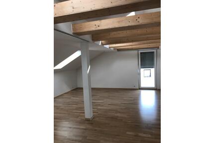 Helle 3 Zimmer DG-Wohnung mit Balkon Stellplatz - Regensburg Ganghofersiedlung