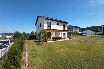 Modernes Einfamilienhaus mit Carport - Felsberg