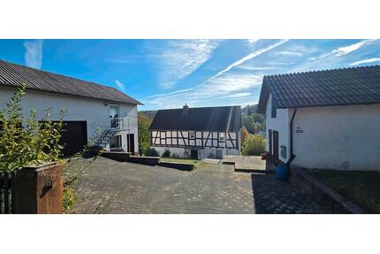 Fachwerkhaus mit Garten, Doppelgarage & Stall - Lohra