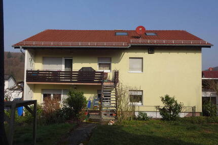 Zweifamilienhaus teilsaniert, in ruhiger Lage von Wiesenbach, großzügiger Garten