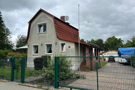 Eigenheim (2 Zimmer) mit Pool und großer Garage in Falkensee