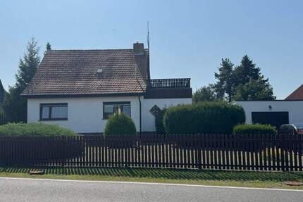 Klassisches Zuhause mit überraschend viel Platz, Gartenidylle und 2 Garagen - Eilenburg