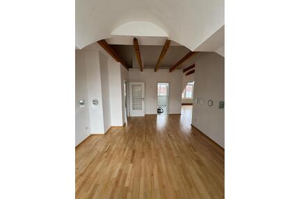 Wohnen unterm Himmelsbogen – außergewöhnliche Dachgeschosswohnung mit Charme & Stil in Glauchau