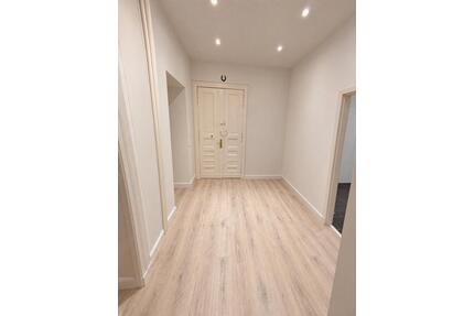 Modern sanierte 3-Zimmer-Wohnung mit Balkon und hochwertiger Einb - Berlin Mitte