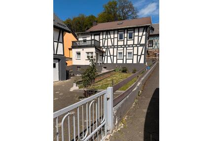 Haus mit großem Hof ​​und Scheune in Nanzenbach - Dillenburg