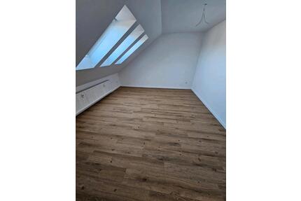 vollständig sanierte 2 Zimmer Dachgeschosswohnung - Nürnberg Hasenbuck