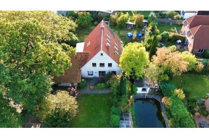 Charmantes Ein-Zweifamilienhaus mit großem Grundstück, eigenem Schwimmteich und genug Platz für zwei Familien - Ganderkesee