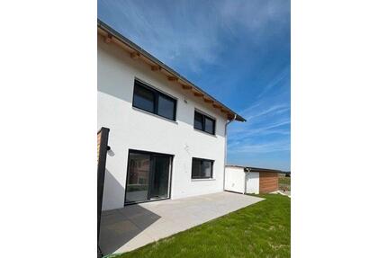 MODERNE & HOCHWERTIGE DOPPELHAUSHÄLFTE MIT GARTEN IN HAUNWANG - Eching
