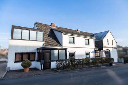 Vielseitiges Einfamilienhaus mit zwei Wohneinheiten, Büro und Scheune im Zentrum von Oststeinbek