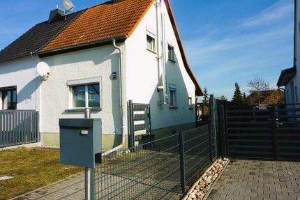 - Unterkellertes Einfamilienhaus (DHH) mit Garten und Stellplätzen - - Weißenfels