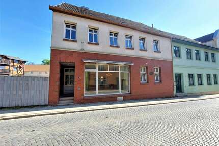 Haus zum Kaufen in Stavenhagen 105.000,00 € 240 m²