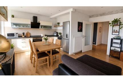 Wunderschöne 4-Zimmer-Wohnung mit 2 Balkonen. Hochwertig modernisiert. - Magdeburg Nordwest