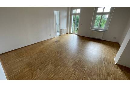 3.OG großes Wohnzimmer + Balkon Stellplatz mögl. ! - Chemnitz Sonnenberg