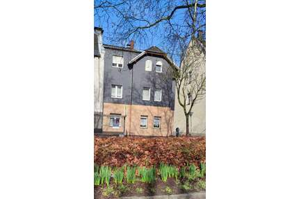 Mit Potenzial! Dreifamilienhaus mit zwei Garagen in Recklinghausen-Hochlar