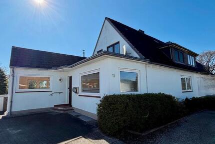 Raum für eigene Ideen: DHH mit Einliegerwohnung und Baugrundstück - Sörup