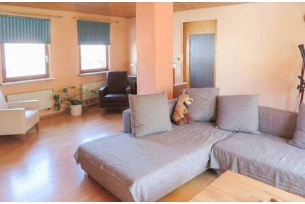 Großzügige 4-Zimmer-Wohnung mit Terrasse, Dachboden und viel Gestaltungspotenzial - Erdmannhausen