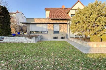 Hochwertiges Wohnensemble in Fürth-Vach: Gepflegtes Haupthaus mit Einliegerwohnung