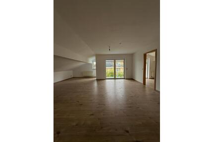 Erstbezug nach Kernsanierung:Moderne 3-Zimmer-Dachgeschosswohnung - Nauroth
