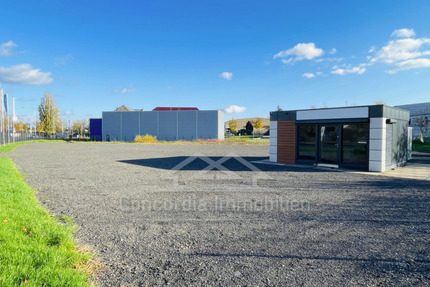 Gewerbegrundstück mit geschotterter Teilfläche und Verkaufscontainer - Meißen