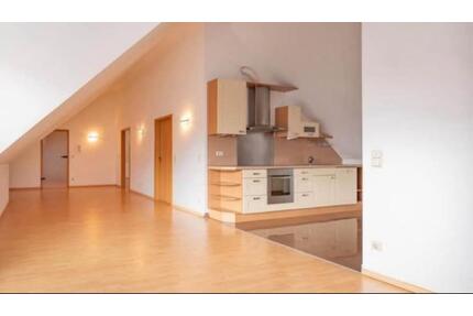 Helle Dachgeschoss Wohnung 135 qm inkl. Balkon, Stellplatz - Groß-Zimmern