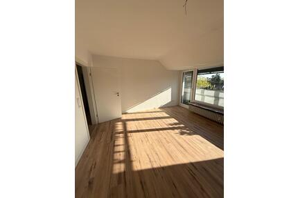 Frisch renovierte 3-Zimmer-Dachgeschosswohnung mit Balkon - Bad Salzuflen Ehrsen-Breden