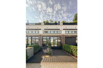 Design-Townhouse in exklusivem Villenpark - Idyllisch Wohnen mit viel Platz, Terrasse und Garten - Potsdam Groß Glienicke