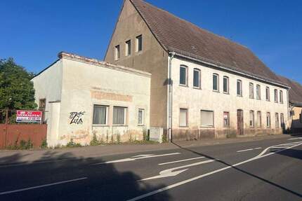 Sanierungsbedürftiges Mehrfamilienhaus mit Gewerbepotenzial in Könnern
