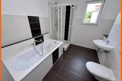 Modernes Bad und Balkon - 4 Raum Wohnung mit Wanne und Dusche zu vermieten! - Gera