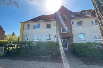 2 Zimmer-Wohnung mit modernisiertem Tageslichtbad und Dusche - Lübeck Kücknitz