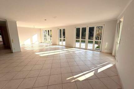 Exklusives Wohnen im Grünen! Sehr schöne 4 Zi. Erdgeschosswohnung mit traumhaften Garten und großzügigen Grundriss im - Stadtteil Gaismannshof - Nürnberg