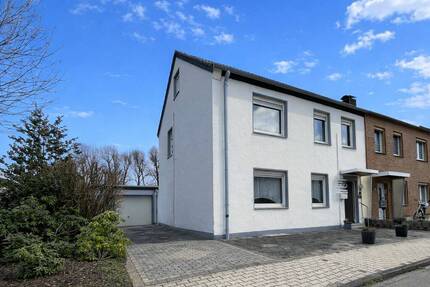 Bezugsfreies Einfamilienhaus mit großer Garage in einer verkehrsberuhigten Sackgasse - Würselen