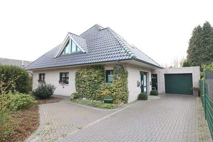 Schickes, topgepflegtes Zweifamilienhaus mit Garagen- und Geräteanbau sowie schönem Garten - Cloppenburg Bethen