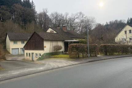 Ideal für Hundeliebhaber...Freistehendes Zweifamilienhaus mit Anbau und separatem Betriebsgebäude... - Lüdenscheid