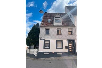 Großes EFH mit Balkonterrasse, Gasheizung & Stellplätzen - Lambrecht (Pfalz)