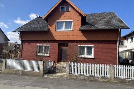 Einfamilienhaus mit großzügigem Nebengebäude - Coburg / Neuses