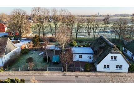 Wohntraum unter Reet: Haus mit idyllischem Garten in Nordseenähe - Süderdeich