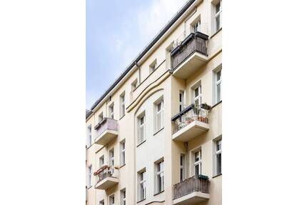 Attraktive 2-Zimmer-Dachgeschoss-Altbauwohnung mit Balkon, gutem Grundriss und Eigennutzungsoption! - Berlin Kreuzberg